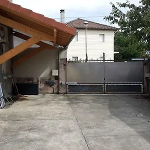 Maison Mitoyenne Tout Confort Et Parking Securise. Hébergement de vacances